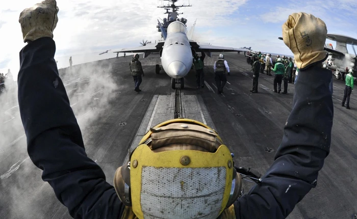 24 bức ảnh cho thấy công việc nhộn nhịp trên tàu sân bay Mỹ diễn ra như thế nào