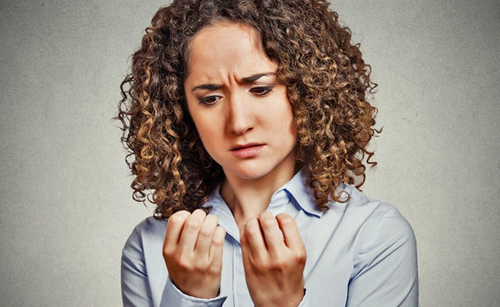 Những cáu bẩn màu ghi dưới móng tay đến từ đâu?