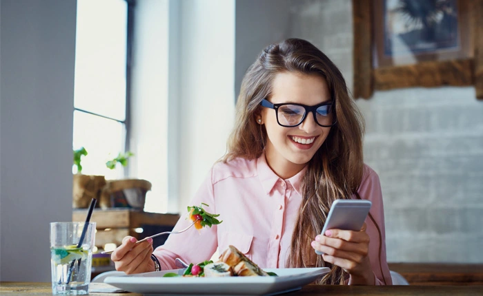 Uống nước trong khi ăn, nên hay không nên?