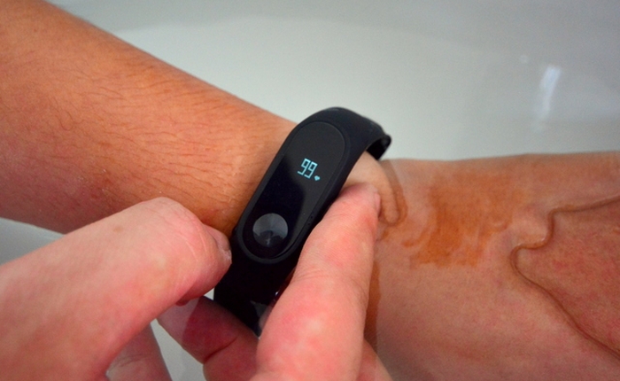 Thử độ bền Mi Band 2 bằng 5 màn tra tấn cực kì dã man này