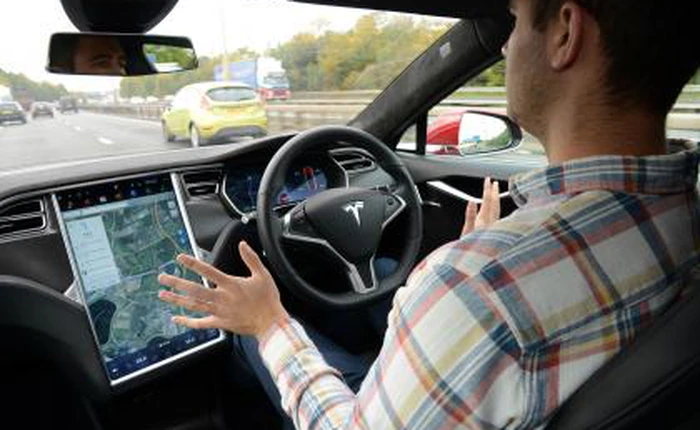 Quá tin tưởng hệ thống tự lái của xe Tesla, tài xế gặp tai nạn