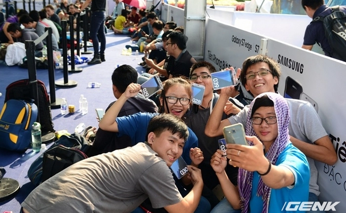 Hai người dùng đầu tiên tại Hà Nội và TP. HCM đều chọn Galaxy S7 edge