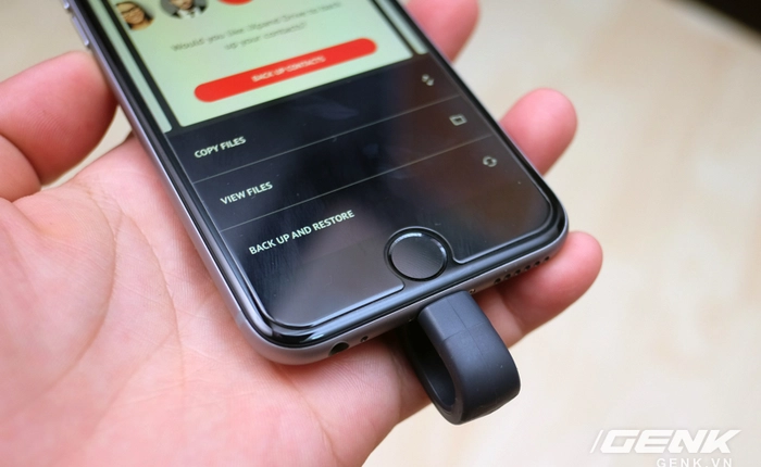 iPhone không có khe thẻ nhớ, vậy hãy mua chiếc USB này