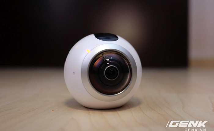 Mắt thần Samsung Gear 360: 2 ống kính góc rộng, chụp/quay toàn cảnh, nhỏ gọn như bóng tennis