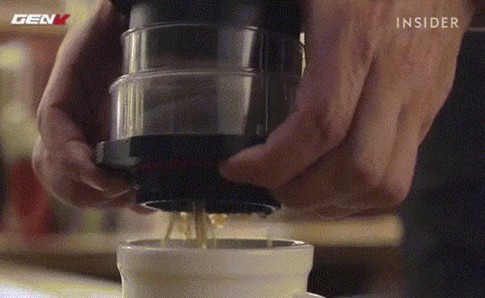 [Video] Máy pha cà phê cầm tay, cực kì nhỏ gọn, uống cà phê muôn nơi