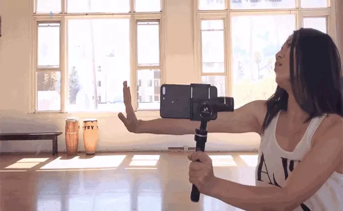 Xem vũ điệu đầy mê hoặc của cô gái với chiếc iPhone 7 Plus