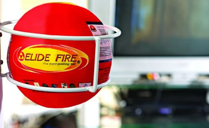 Chỉ cần dùng một quả bóng bạn cũng có thể dập lửa dễ dàng