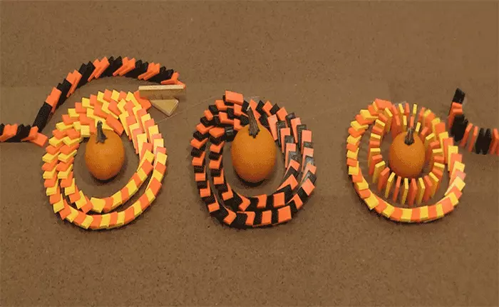 Xem 12,000 mảnh domino được sắp xếp kỳ công để rồi hoàn toàn sụp đổ để mừng lễ Halloween