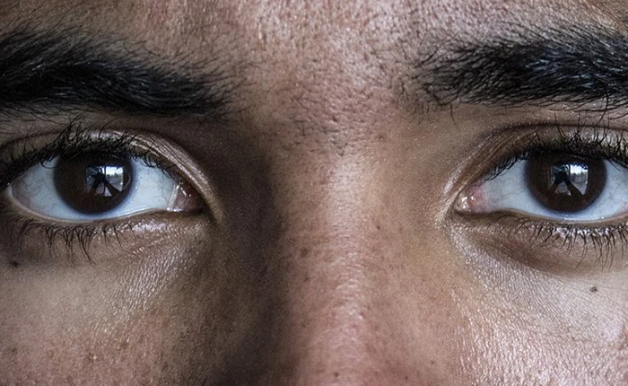 Đây là lý do nhiều người không thể vừa giao tiếp bằng mắt vừa trò chuyện