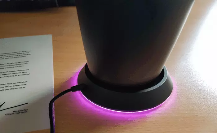 Trên tay cốc uống nước của Razer, LED nhiều màu nhấp nháy nhấp nháy