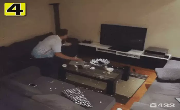 Bị bạn gái troll trong khi đang xem Euro, thanh niên bẻ đôi Macbook vì quá bực