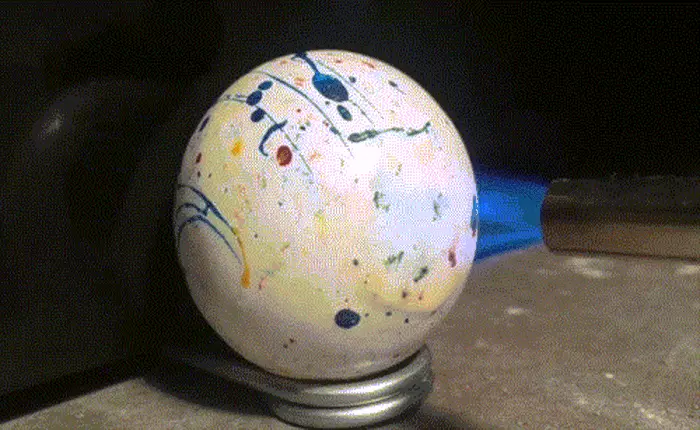 [Video] Anh chàng này có thể nung chảy mọi thứ trên đời