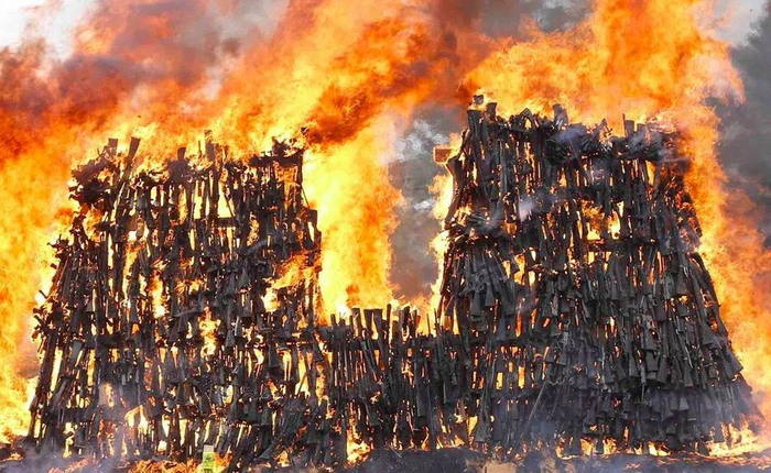 Đây là cách giải quyết súng lậu của Kenya, không tái sử dụng, gom lại thành núi và đem đốt