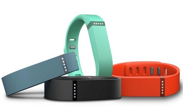 Trường học Mỹ buộc học sinh đeo thiết bị của Fitbit