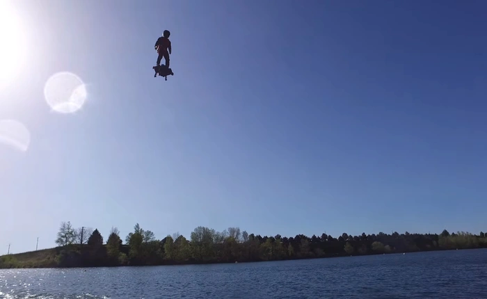 Thế này mới gọi là bay bằng hoverboard thực thụ chứ