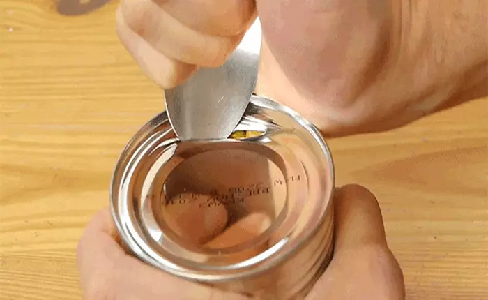 Làm thế nào mở nắp hộp chỉ bằng một chiếc muỗng?