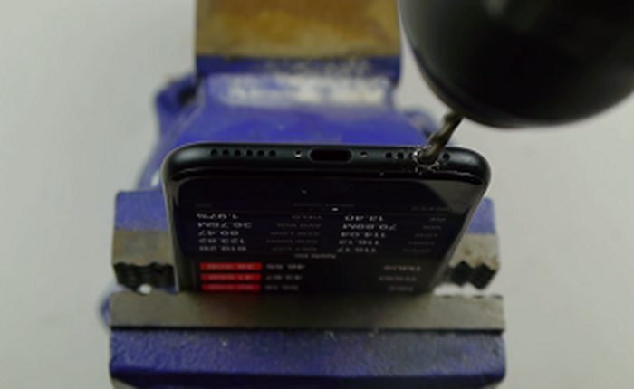 Một anh chàng đã tìm ra cách cực kỳ quái dị để giúp iPhone 7 có thêm jack cắm tai nghe 3.5mm