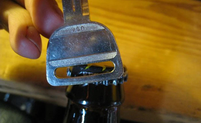 Thủ thuật đơn giản để biến chìa khóa của bạn thành cái mở bia