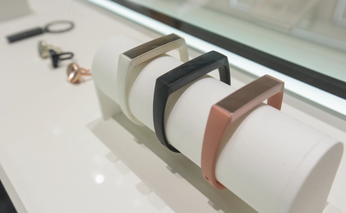 Samsung ra mắt Charm, thiết bị đeo theo dõi sức khỏe giống Mi Band