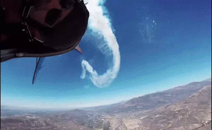 Xem đoạn video quay từ camera GoPro trên máy bay biểu diễn mạng đến cảm giác không thể nhức đầu hơn