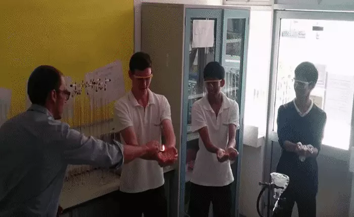 Chỉ bằng một mẹo hóa học nhỏ, bạn có thể chuyền tay nhau quả cầu lửa hệt như trong phim