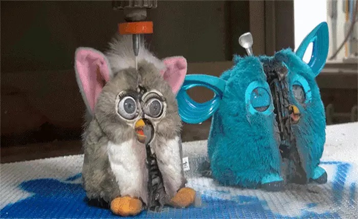Robot Furby là một món đồ chơi khá nổi tiếng, nhưng bên trong nó có gì, hãy cùng tìm hiểu qua màn cứa đôi rùng rợn này