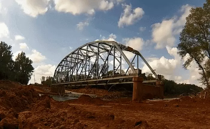 Xem cây cầu bị đánh sập qua hiệu ứng quay chậm trông như thế nào