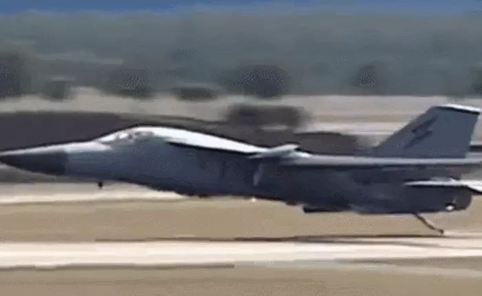 16 pha hạ cánh máy bay bằng bụng không tưởng khi thần chết ngủ gật