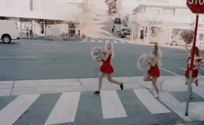 Những cách quảng cáo xe hơi không thể dị hơn của Toyota