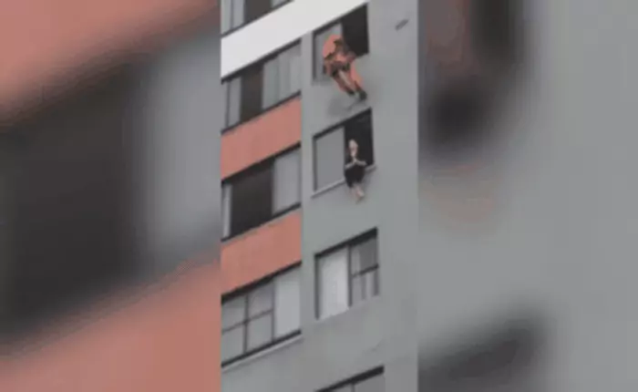 Xem lính cứu hỏa Brazil dùng cú đá kiểu người nhện để cứu người chuẩn bị tự tử