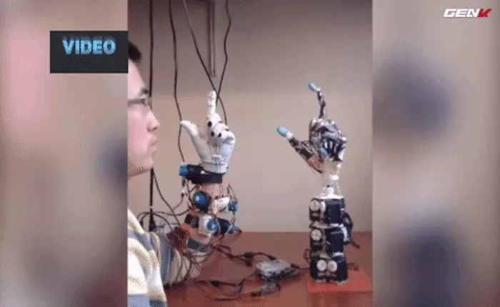 [Video] Lần đầu tiên một bàn tay robot lại có thể bắt chước y như tay người thật