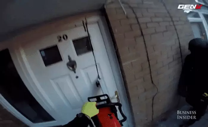 [Video] Không cần thuốc nổ hay búa tạ, công cụ đắc lực này giúp cảnh sát trong các cuộc vây bắt