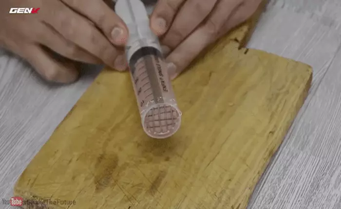 [Video] Anh chàng này đã biến một cái xi lanh thành máy cắt thức ăn tiện dụng