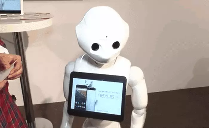 [Video] Cửa hàng bán smartphone này có toàn bộ nhân viên là robot