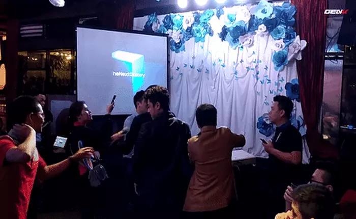 Galaxy S7 ngâm nước, cắm tai nghe chống nước vẫn nghe nhạc được như thường