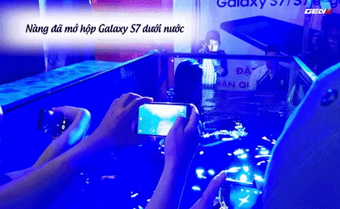 "Theo em xuống nước bóc tem Galaxy S7"
