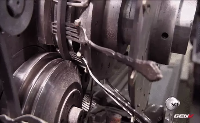 [Video] Người ta tạo ra những chiếc dĩa như thế nào?