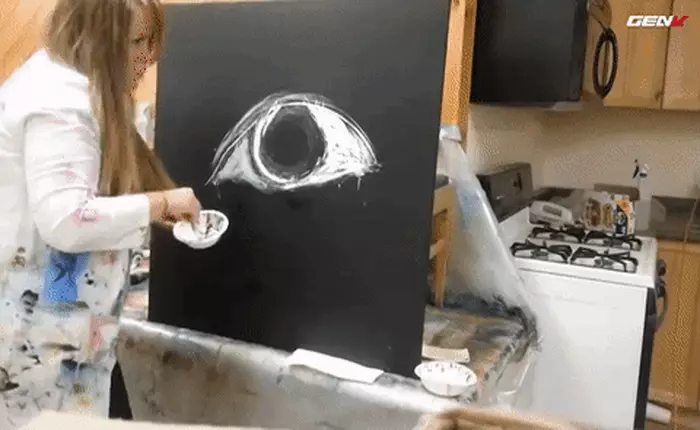 [Video] Đánh mất bút lông, cô gái này đã vẽ tranh bằng chính tóc mình