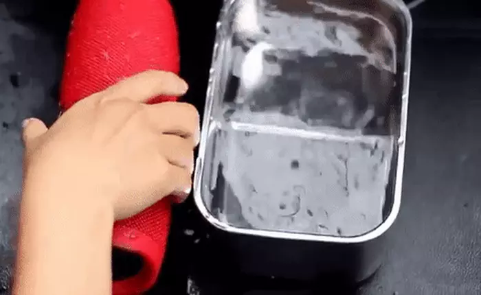 Trên tay loa di động JBL Charge 3: bass khỏe, pin trâu, "bơi" đâu cũng được