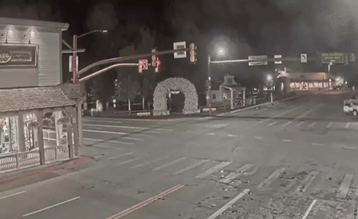 Thế nào mà lại có tới hơn 1000 người đang ngồi xem trực tiếp đoạn video chẳng có gì hay ho này?