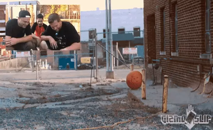 iPhone 7 bỏ trong bí ngô Halloween thả từ độ cao hơn 30m vẫn không hề hấn gì