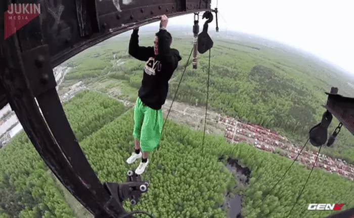 [Video] Dù có liều lĩnh tới đâu cũng đừng như anh chàng này