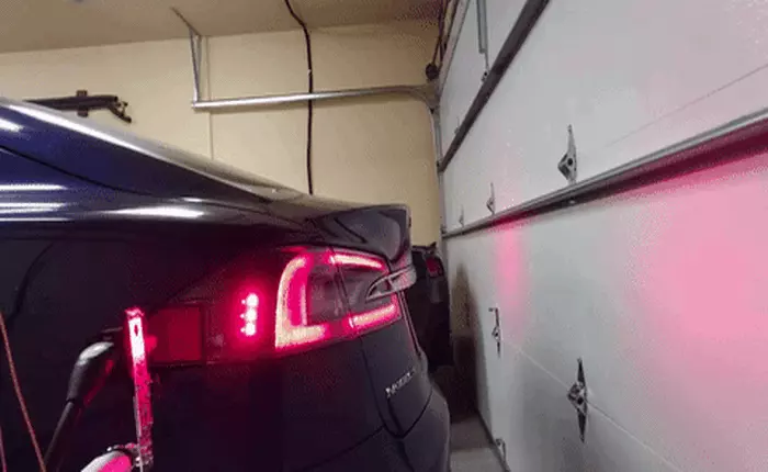 Đợi "robot rắn" chính hãng Tesla quá lâu, thanh niên tự làm một cái của riêng mình trước