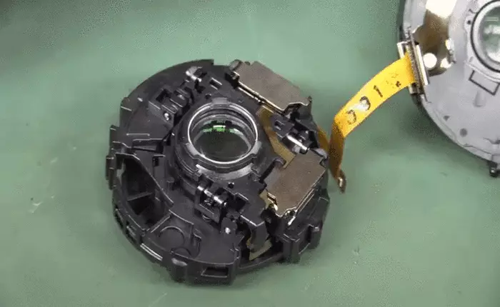 "Mổ bụng" ống kính Sony, xem hệ thống chống rung quang học