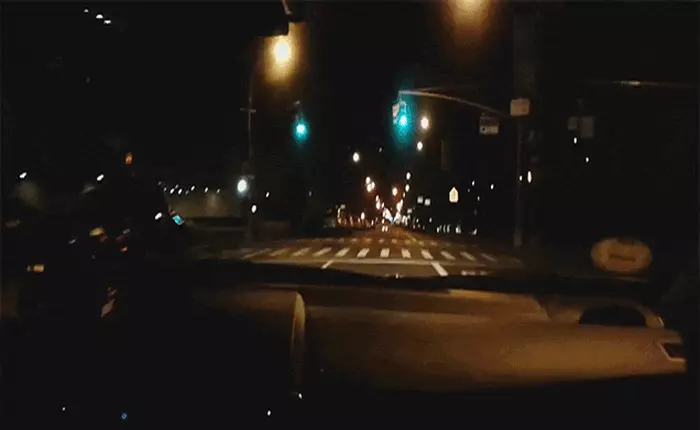 Xem video anh chàng chạy qua 240 cái đèn xanh liên tiếp, thật không thể nào mà tin được