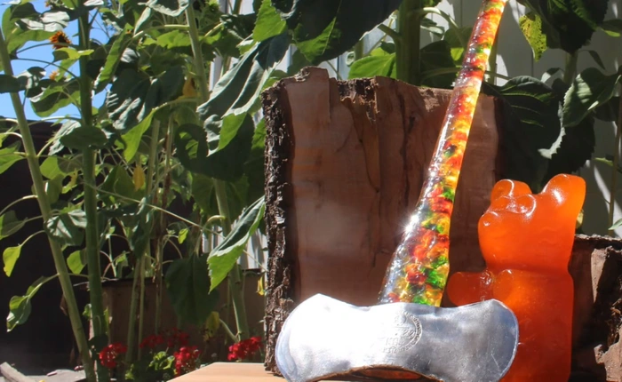 Xem chàng trai này tạo ra một cán rìu cực độc bằng... kẹo chip chip