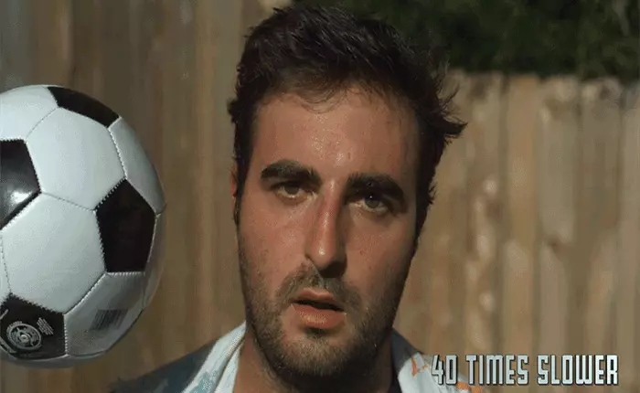 Xem anh chàng này bị ném quả bóng chứa đầy nước vào mặt với tốc độ quay chậm gấp 1000 lần