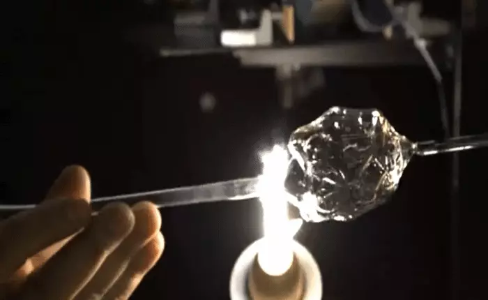 Đây là cách những quả cầu thủy tinh treo trên cây thông Giáng Sinh được tạo ra