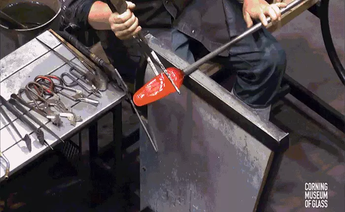 Xem nghệ nhân biến khối thủy tinh thành tượng rồng tuyệt đẹp vô cùng điêu luyện