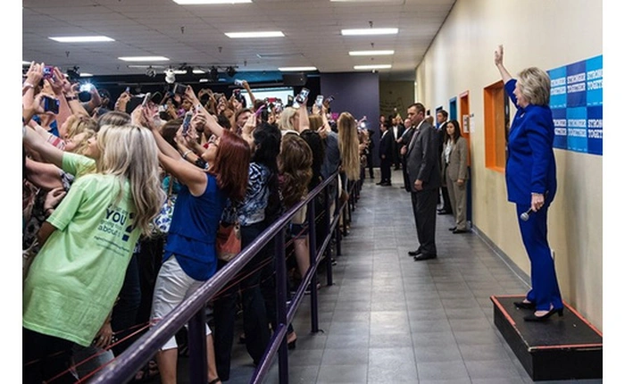 Bức ảnh lạ lùng về bà Hillary cho thấy "thảm họa của nhân loại"